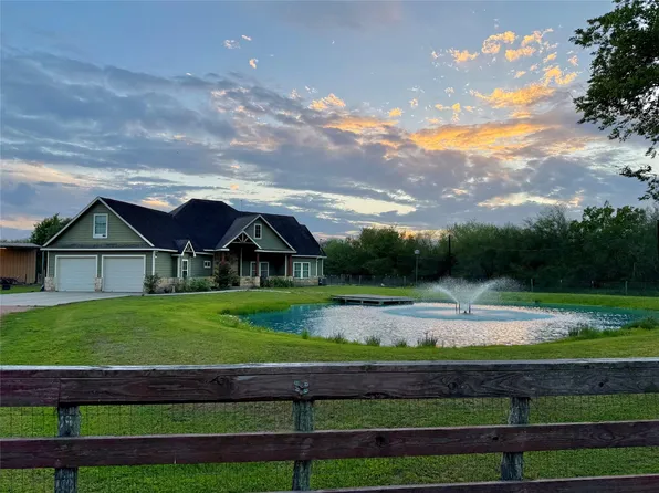 2015 Skrivanek Rd, Sealy, TX 77474