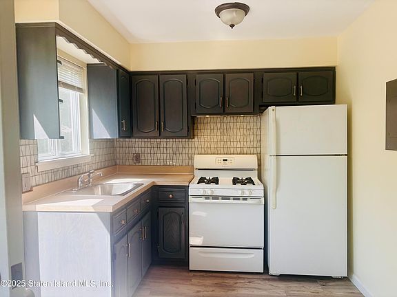 5th image of 145 Sandalwood Dr Floor 1