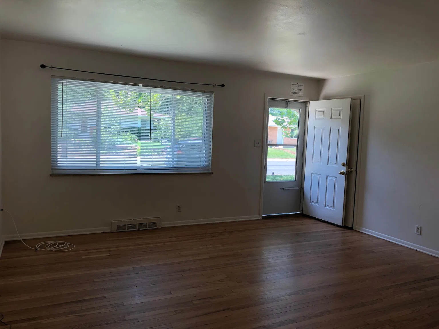 3 bed, 1040 sqft, $3,690 — Photo 3