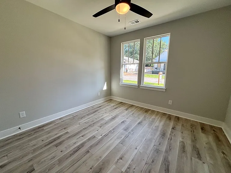 2703 Clark St Front Duplex — Photo 10