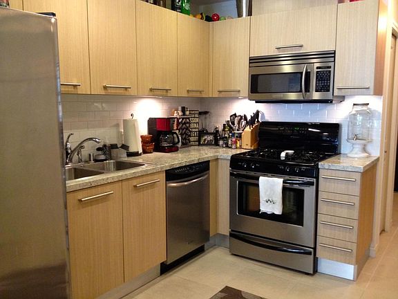 3rd image of 825 W Beech St Unit 105