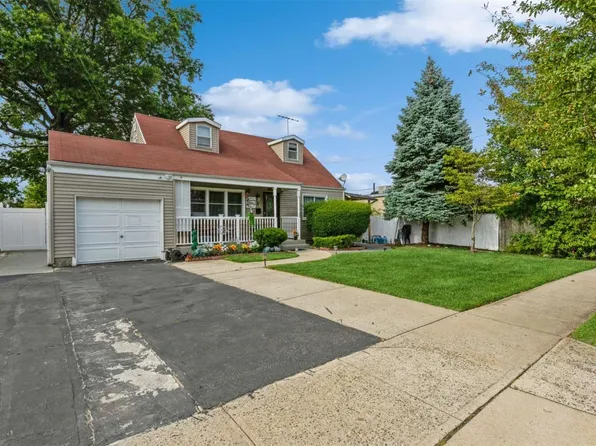 5 Crestwood Boulevard, Farmingdale, NY 11735