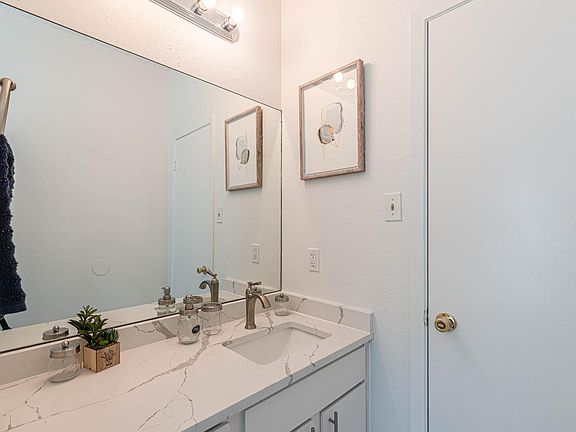 3rd image of 5303 Indio Dr APT B