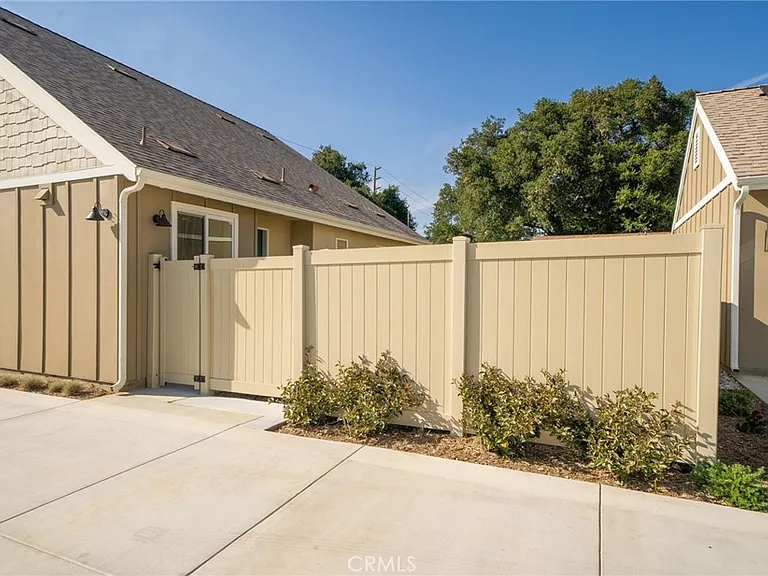798 N Amelia Ave #A — Photo 25