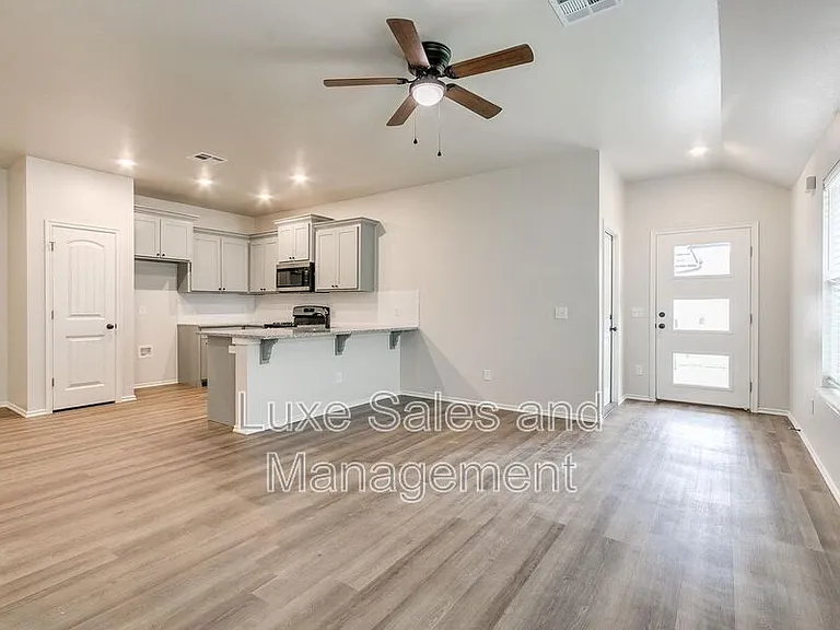 8002 NW 105th Ter — Photo 4