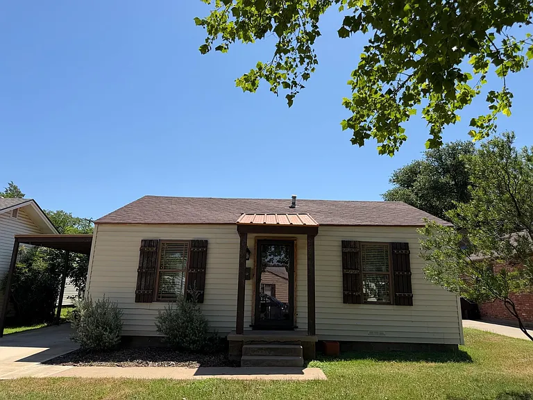 515 E Inwood Dr — Photo 2