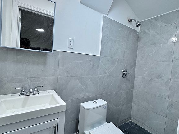 4th image of 4521 Robinson St Floor 1