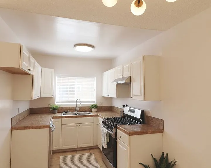 2 Weeks Free! Remodeled 1-Bedroom — Photo 36