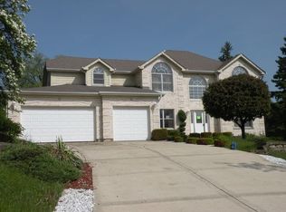 680 Castlewood Dr, Streamwood, IL 60107