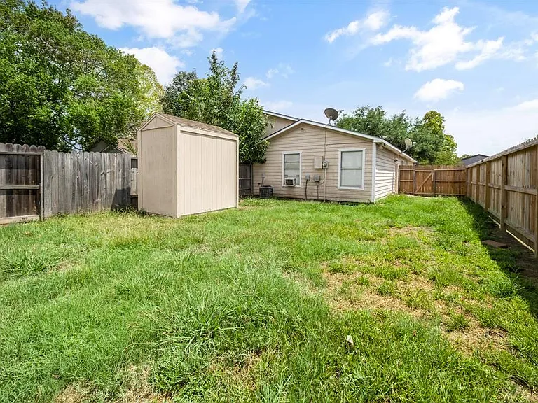 308 Willowick St — Photo 2