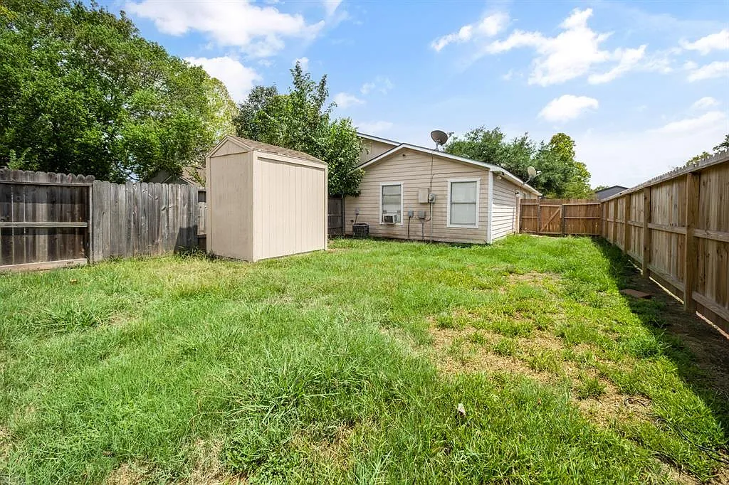 Building Photo - 308 Willowick St