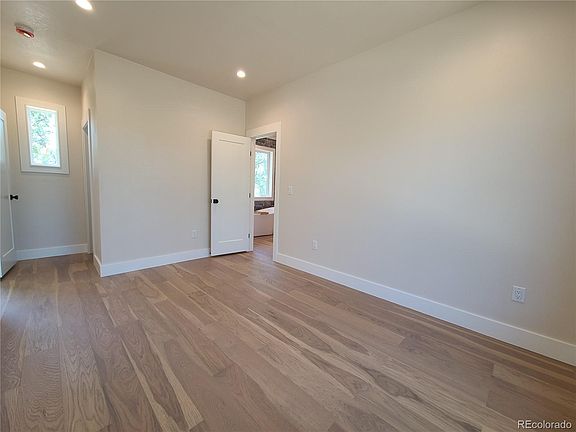 5th image of 1913 Lone Pine Way