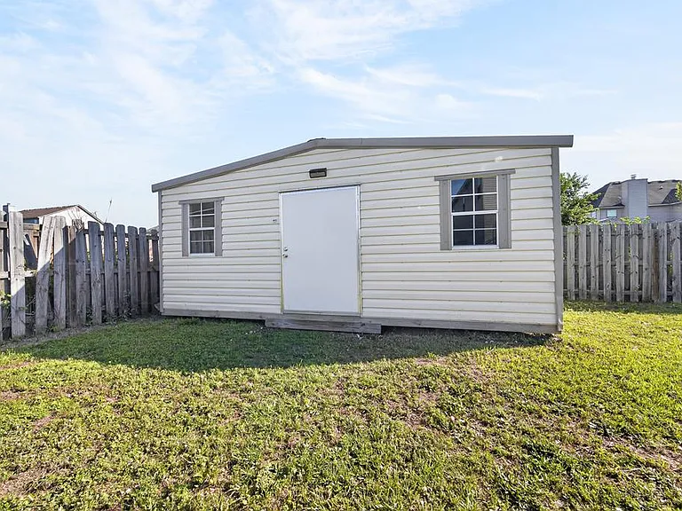 29 Sword St — Photo 47