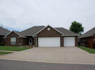 1805 Parkway Dr, Moore, OK 73160