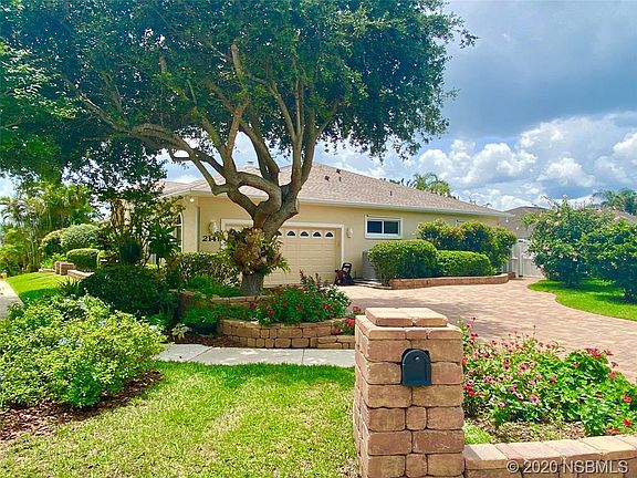 2nd image of 2141 Villa Way