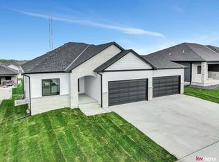 7510 Maxine Dr, Lincoln, NE 68516