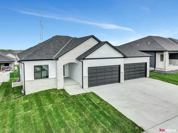 7510 Maxine Dr, Lincoln, NE 68516