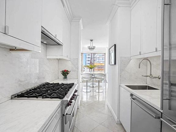 3rd image of 200 E 69th St APT 20B