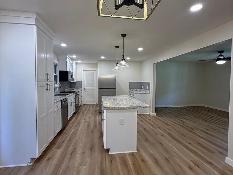 2360 Parkway Dr SE — Photo 6