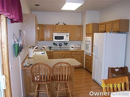 Eating Counter/wood laminate floors