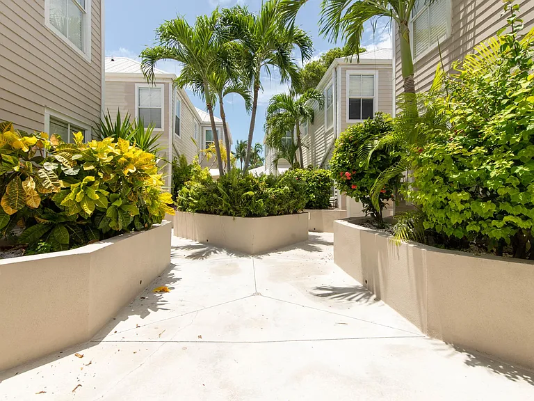 1075 Duval St #R12 — Photo 27