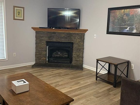 4th image of 1070 Alpine Dr