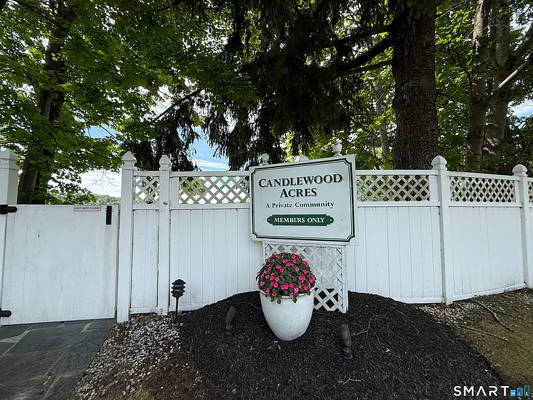 16 Candlewood Acres Rd — Photo 2