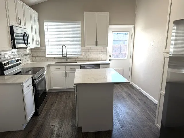 3 bed, 1194 sqft, $2,495 — Photo 2