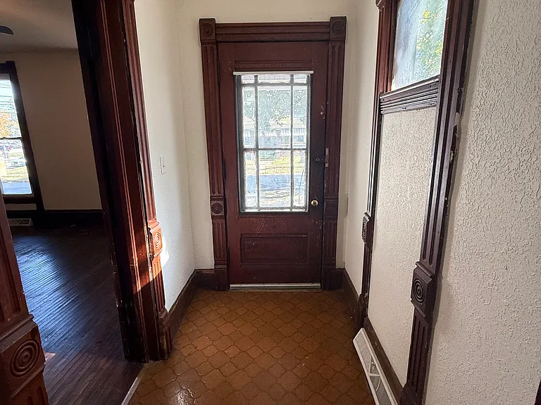 912 N Center St — Photo 12