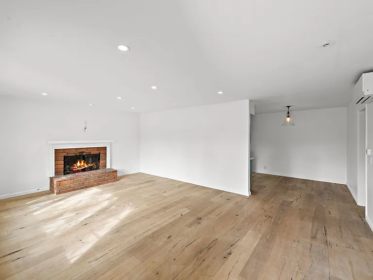 134 Esplanade — Photo 3
