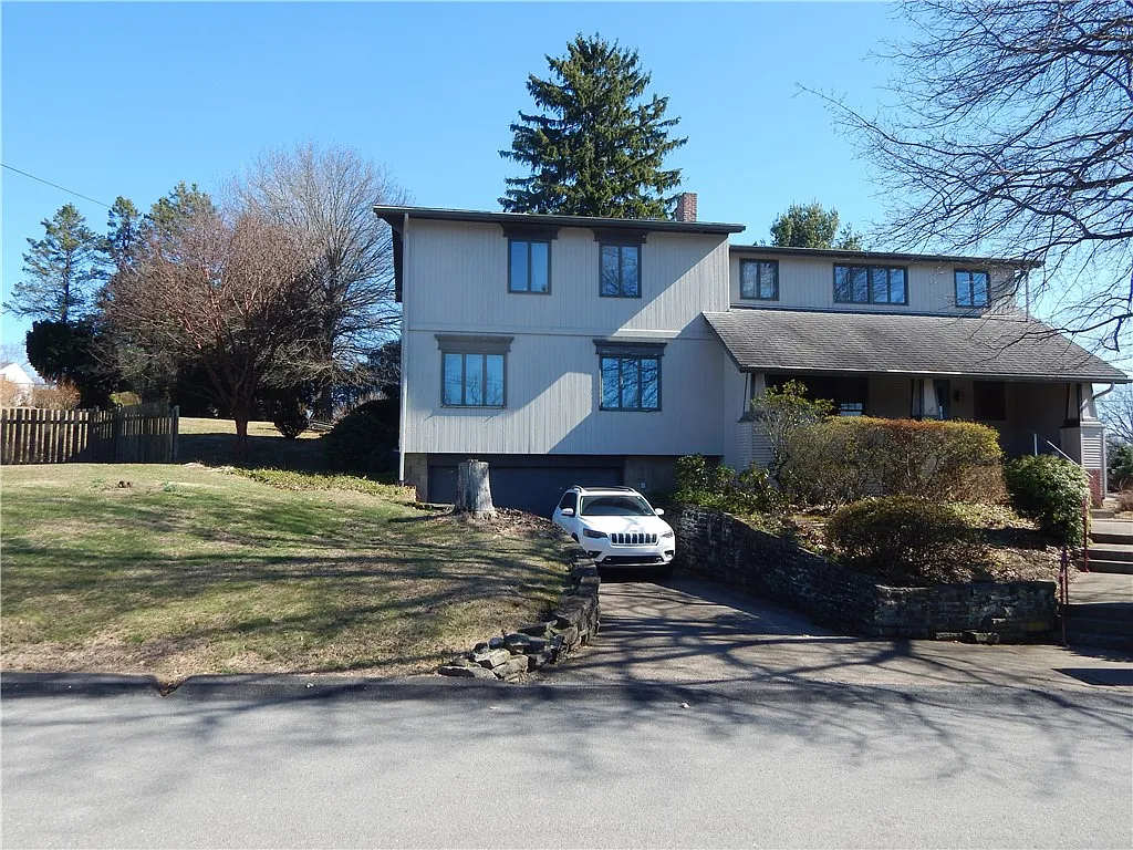 221 Sunset Dr photo 1