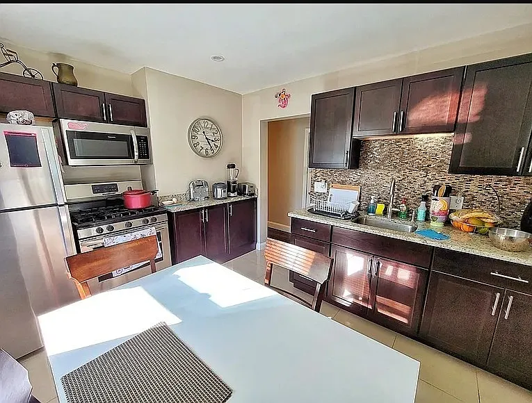 3 bed, 1000 sqft, $2,800 — Photo 3