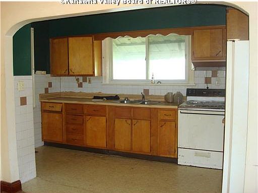4th image of 222 Sutherland Dr