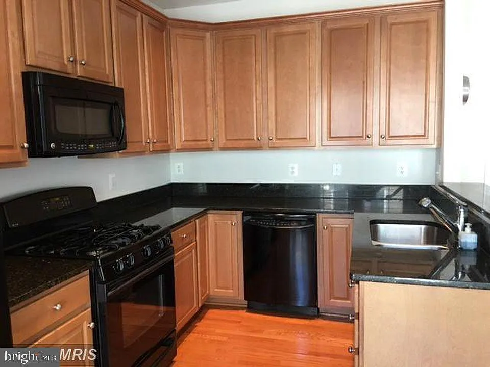 3 bed, 4.0 bath, 2022 sqft, $3,000 — Photo 4