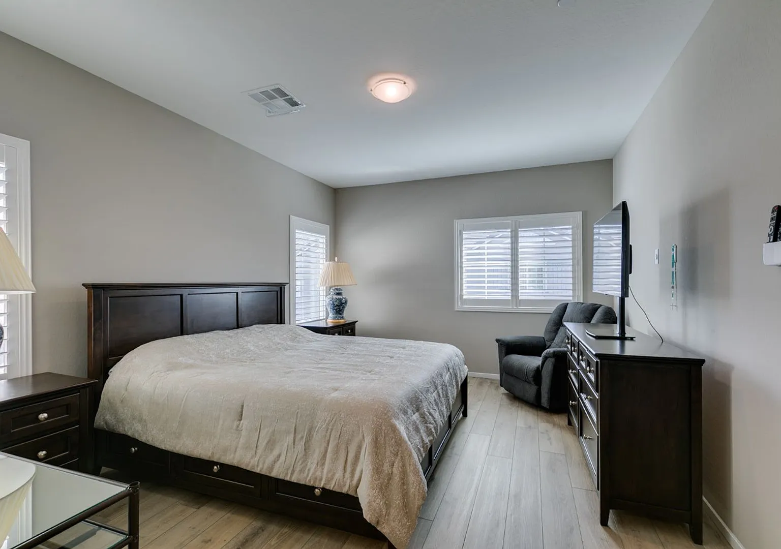 Luxury Fully Furnished 2Bed/2.5Bath Townhome in Gated Community — Photo 4