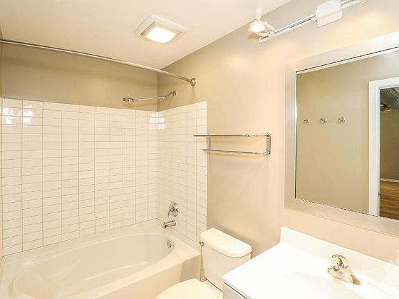 4th image of 50 W Randolph St #713