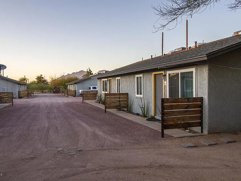 812 E Blacklidge Dr — Photo 2