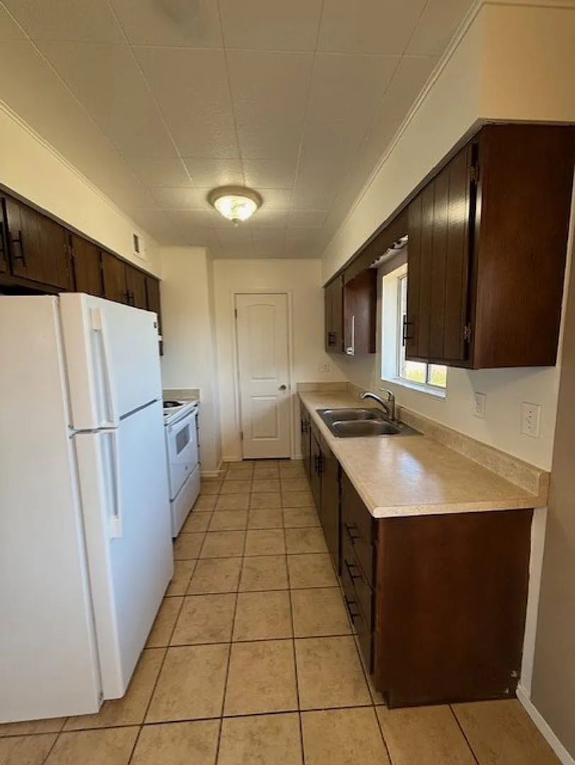 3 Bed plus Den/ 4th Bedroom 1 1/2 Bath Home with Fireplace Contact Property Pros — Photo 4