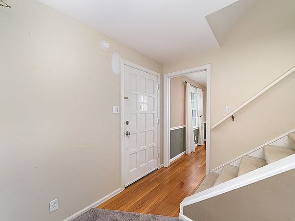 4th image of 600 Megglen Ave
