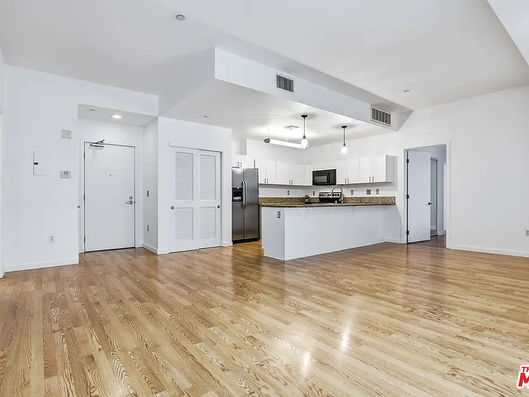 630 W 6th St #310 — Photo 3