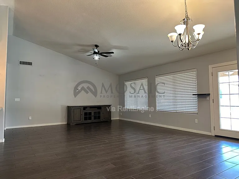 411 N Leoma Ln — Photo 7