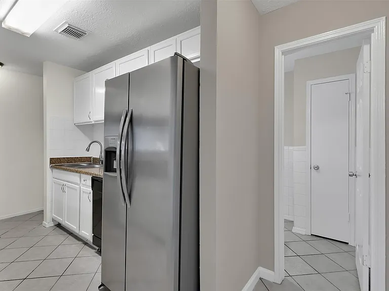 1018 Surrey Ct — Photo 15