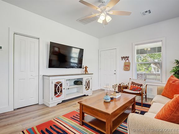 4th image of 1001 S Quincy Ave