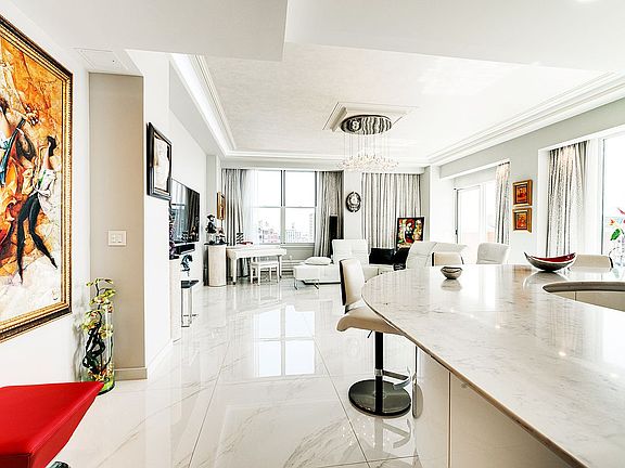 3rd image of 50 Oceana Dr W Unit Ph2c