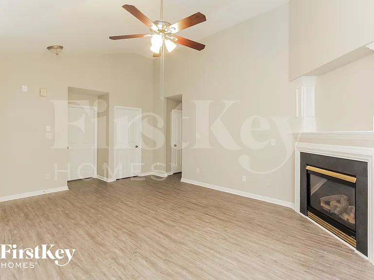 7307 Woodbourne Ln — Photo 4
