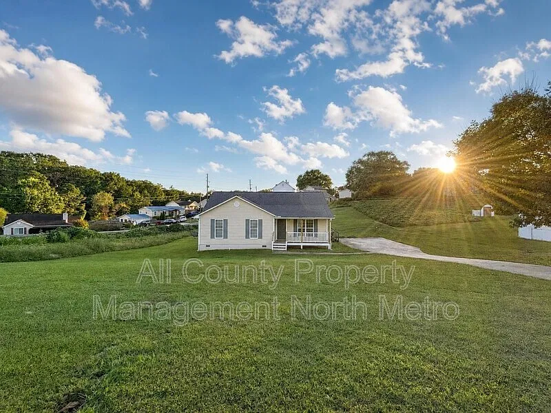 3 bed, 2.0 bath, 960 sqft, $1,850 — Photo 1