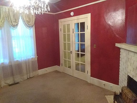 Dining room. French doors.