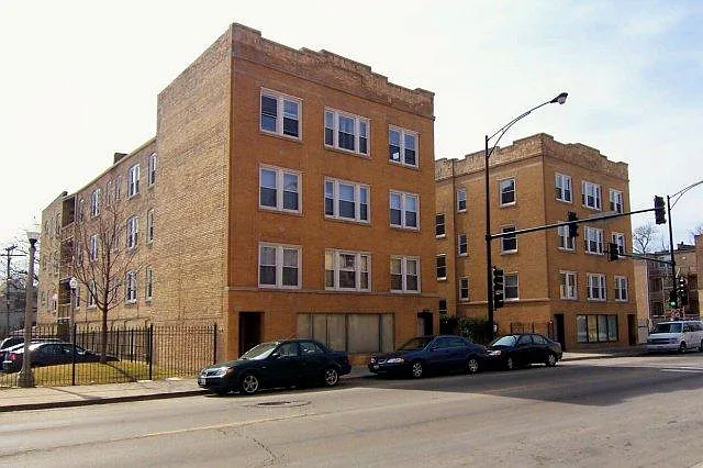 2561 W Montrose Ave — Photo 2