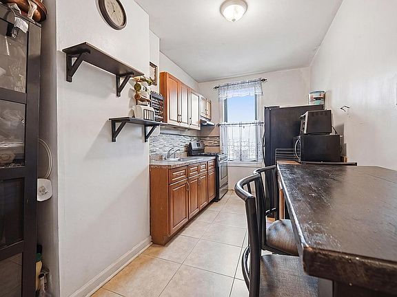 2nd image of 965 Glenmore Ave #3FAMILY