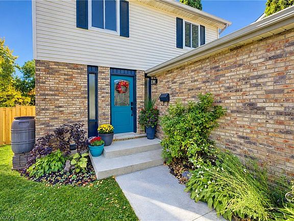 2nd image of 527B Rosemeadow Cres